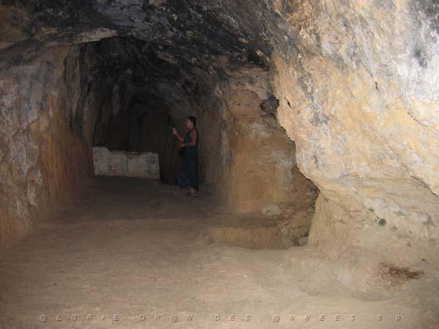VOYAGE ORAN SEPTEMBRE 2006 130 13 sept. 06 - matin - GROTTE SOUS LE MARABOUT DE SANTA CRUZ.JPG